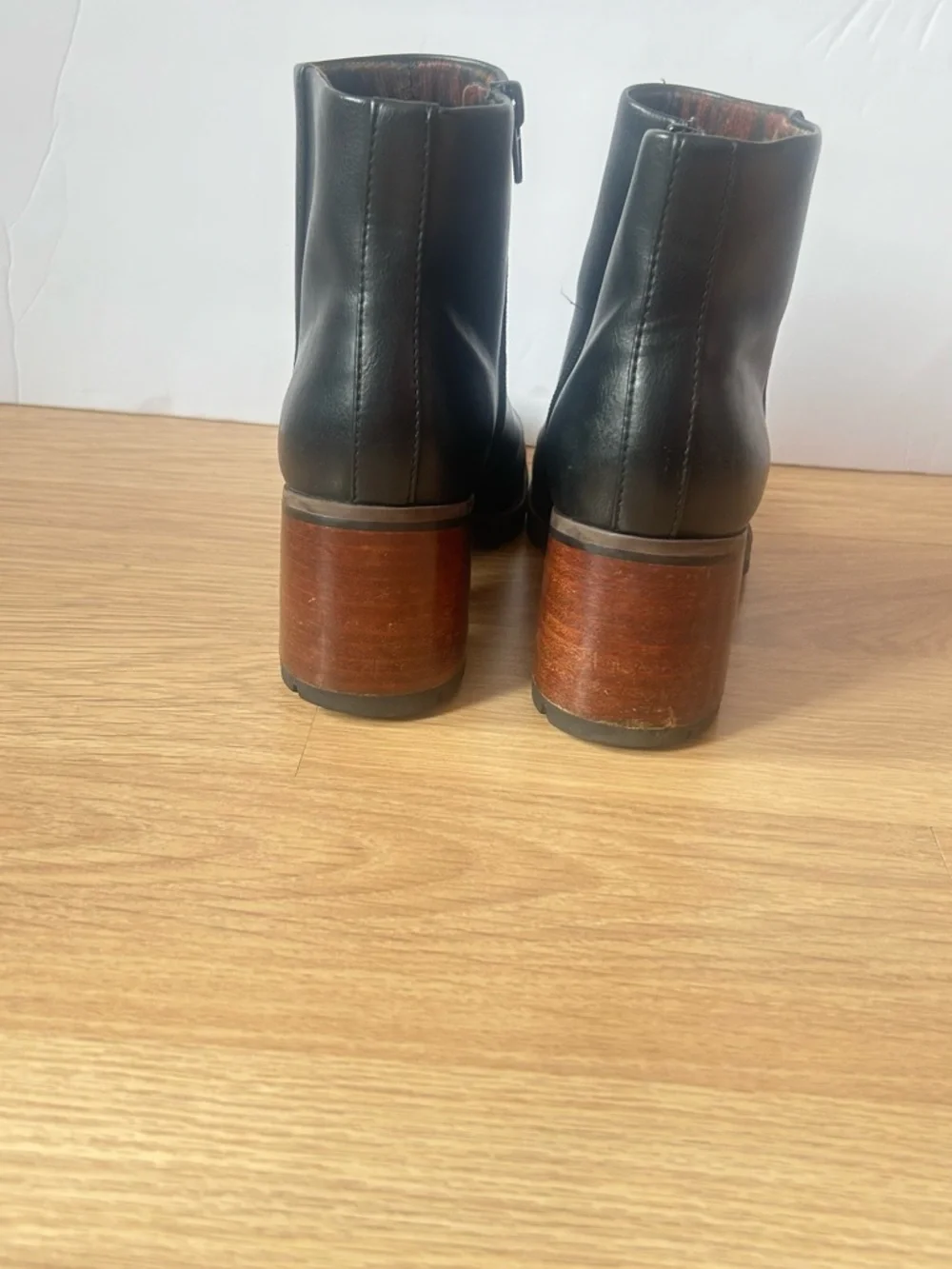 Korks Black Leather Ankle Boots Block Heel Zip Lug Sole Comfort size 6 M